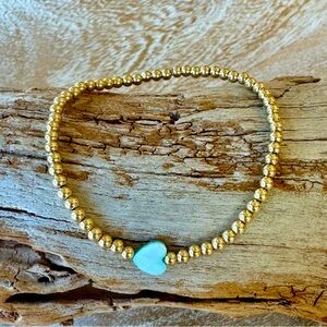 Valentine 💘
Handmade 14k gold filled stretch shell heart bracelet